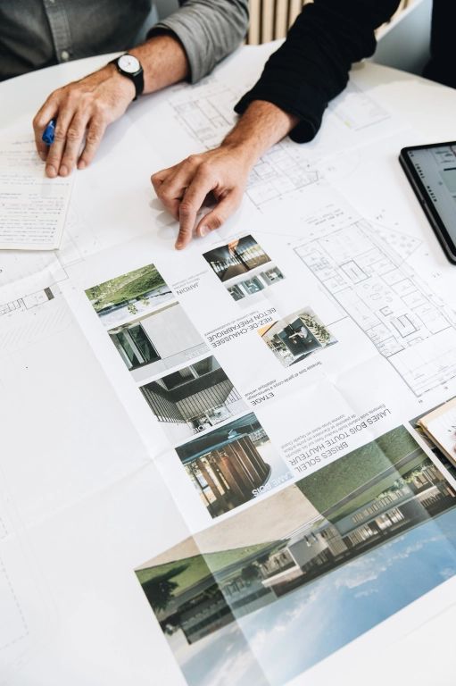 Architectes qui montre une brochures d'un programme immobilier